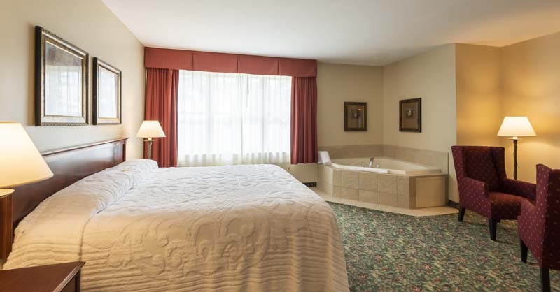 Reserve room - bed and jacuzzi.
