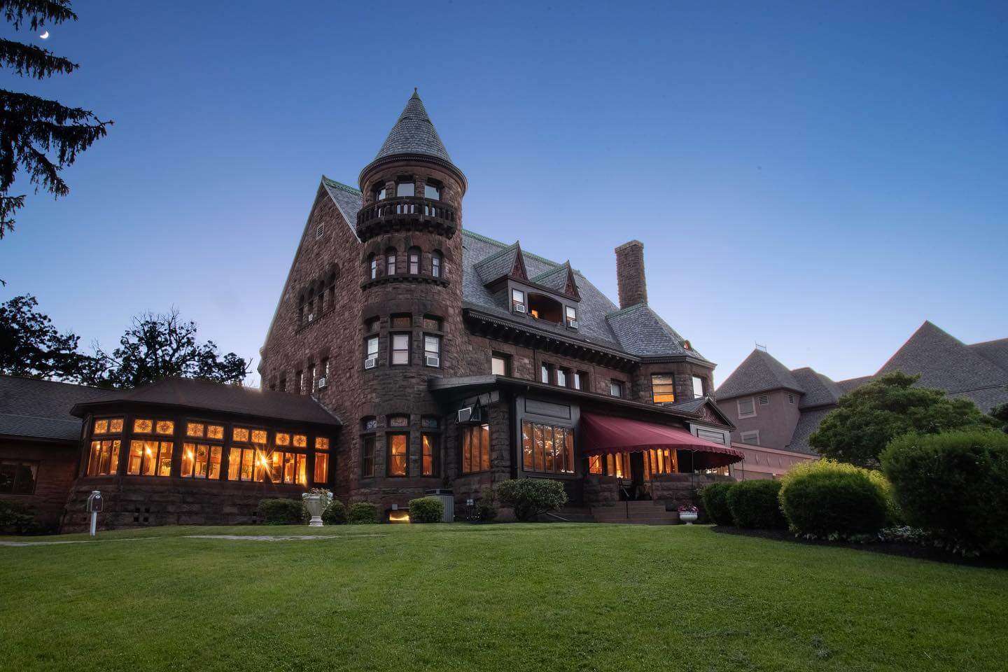 Best Romantic Getaways in Upstate New York: Belhurst Castle