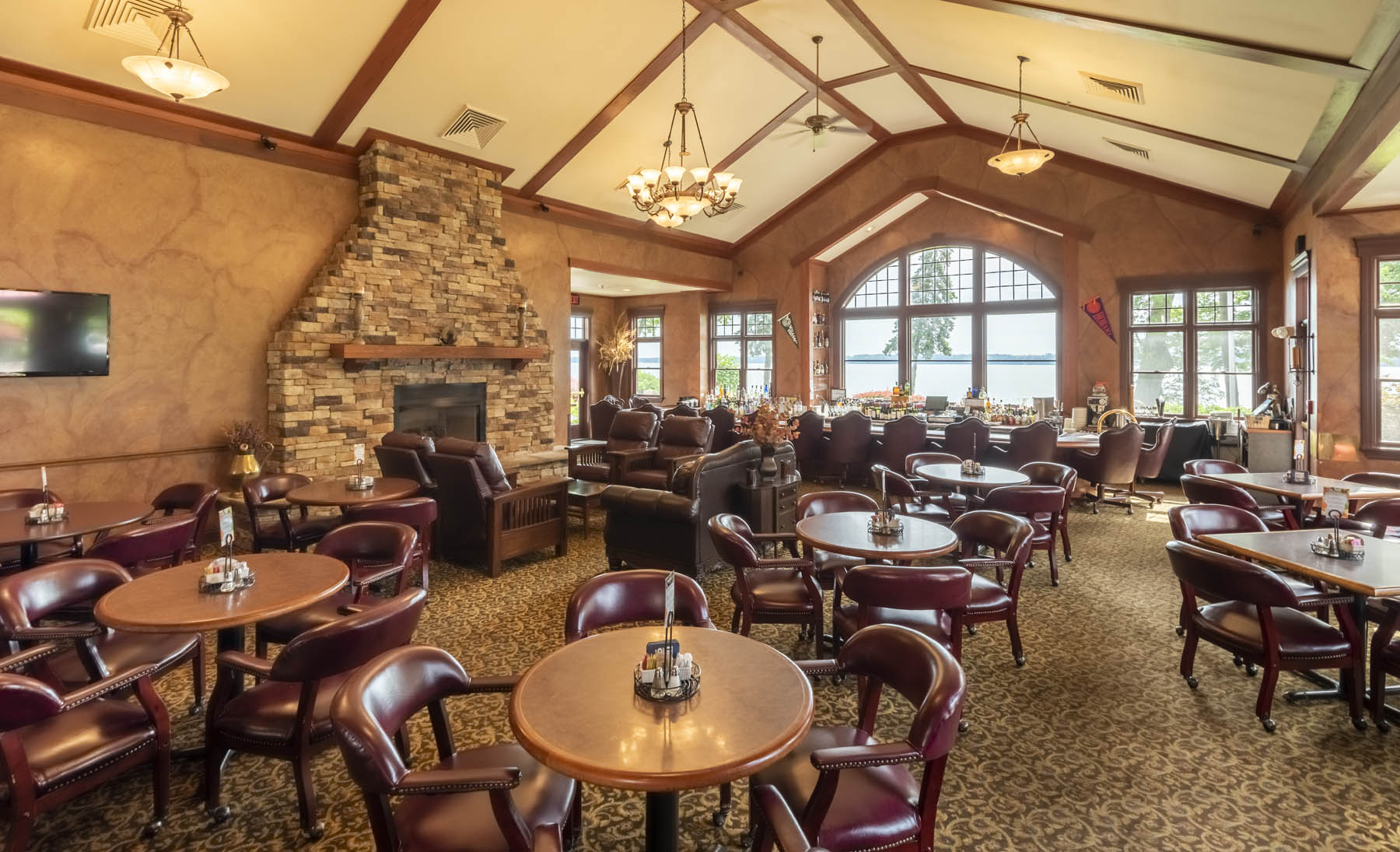 2019-024 BEHU-442-HDRHR Stonecutters Tavern dining room.